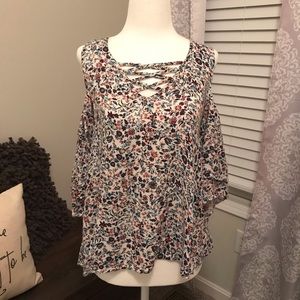 🌷 Floral Cut Out Shoulders Top 🌷